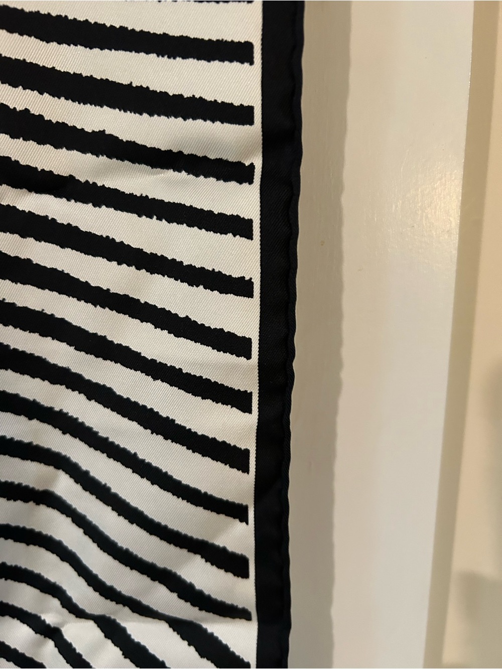 Vintage Hermes 100% silk black and white scarf 35“ x 35“, never dry, cleaned - Picture 4 of 8
